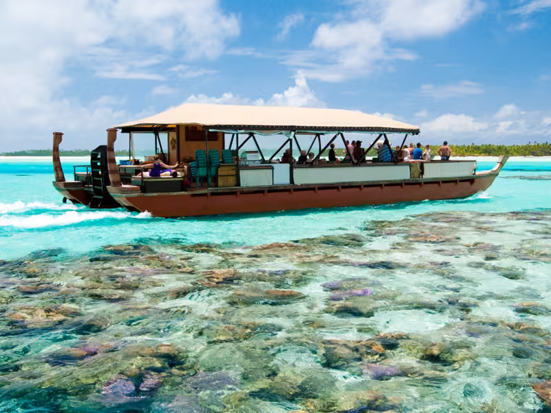 Aitutaki Day Tour vaka on lagoon 2