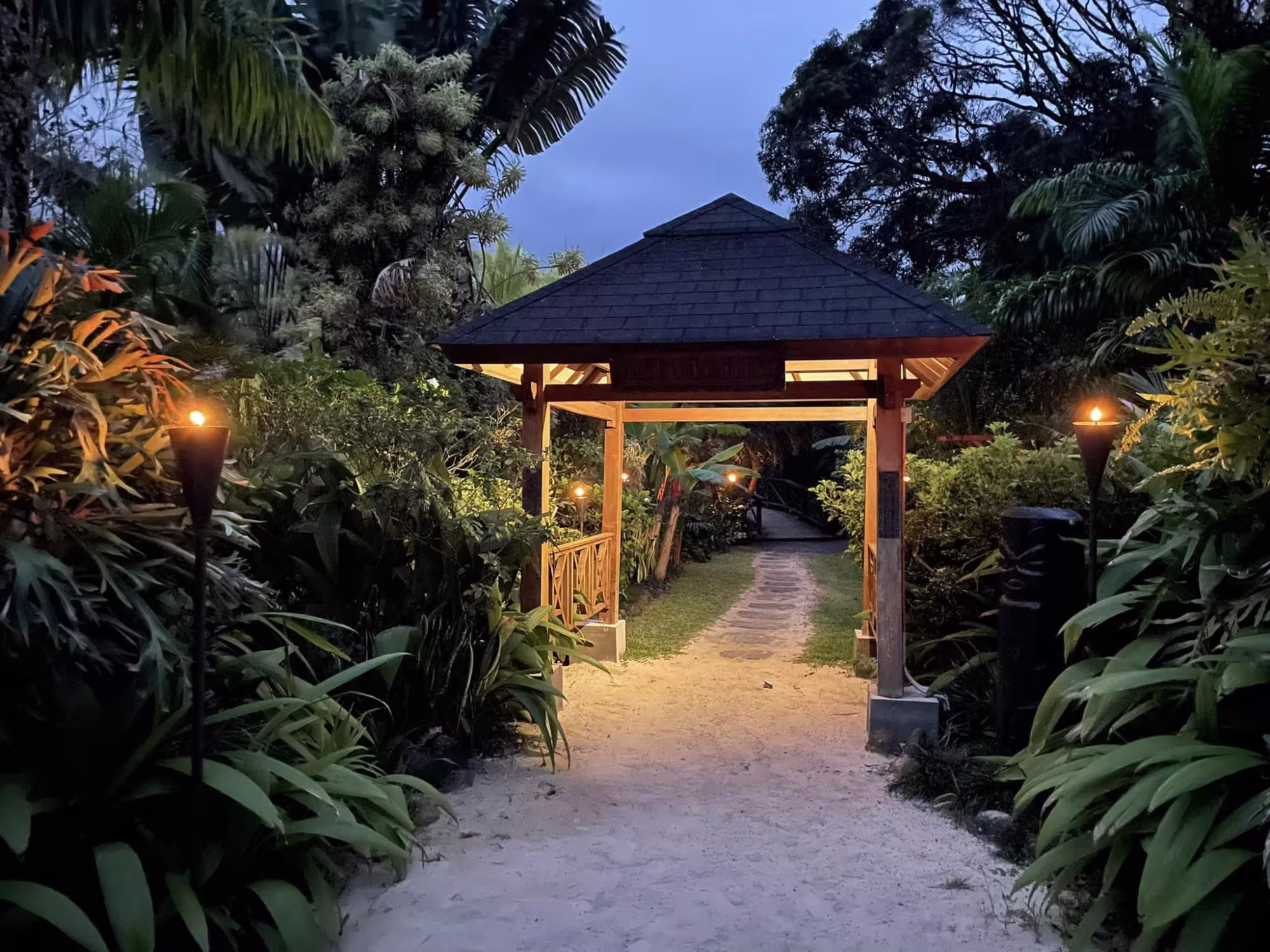 Maire Nui Gardens & Cafe Weddings 